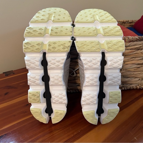 On Cloudswift 3 {womens 7.5} - Picture 7 of 10